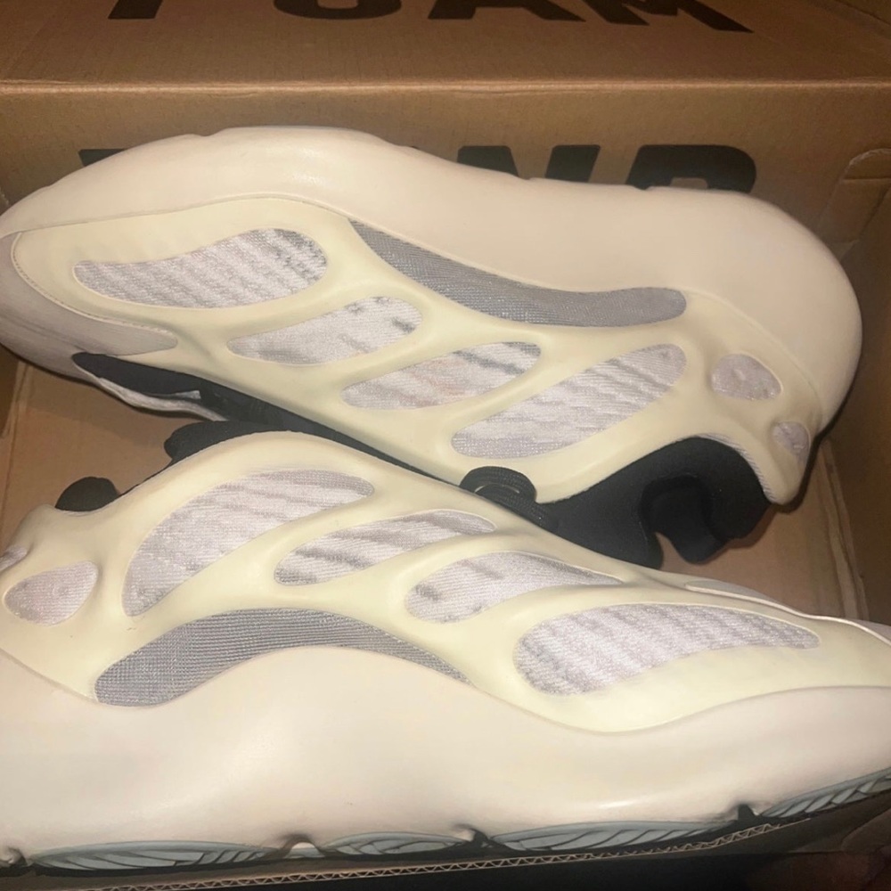 Yeezy 700 v3